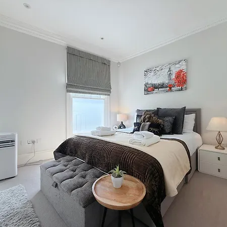 Spacious And Cosy 3brs 5f House In Heart Of Villa Londra