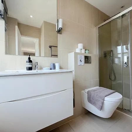 Spacious And Cosy 3brs 5f House In Heart Of