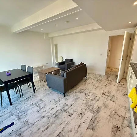 Deluxe Entire With 2x Bedrooms, 2x Bathrooms And A Big Living In The Olympic Park And Westfield At Stratford Aparthotel London
