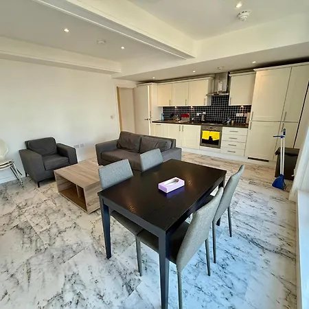Deluxe Entire With 2x Bedrooms, 2x Bathrooms And A Big Living In The Olympic Park And Westfield At Stratford