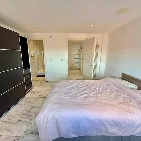 Deluxe Entire With 2x Bedrooms, 2x Bathrooms And A Big Living In The Olympic Park And Westfield At Stratford