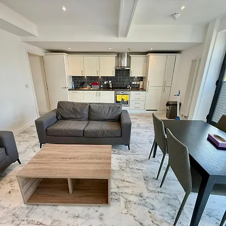 Deluxe Entire With 2x Bedrooms, 2x Bathrooms And A Big Living In The Olympic Park And Westfield At Stratford London