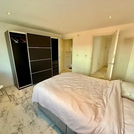 Deluxe Entire With 2x Bedrooms, 2x Bathrooms And A Big Living In The Olympic Park And Westfield At Stratford Aparthotel London