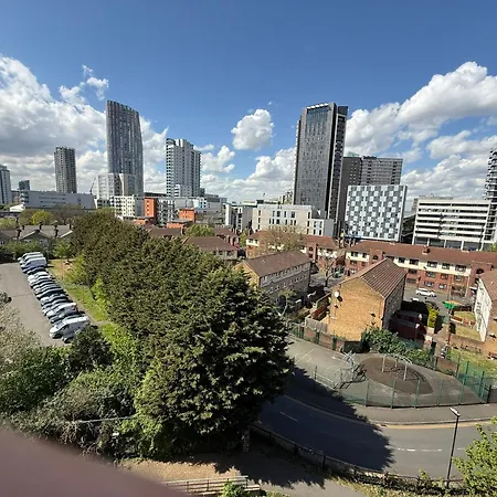 Deluxe Entire With 2x Bedrooms, 2x Bathrooms And A Big Living In The Olympic Park And Westfield At Stratford