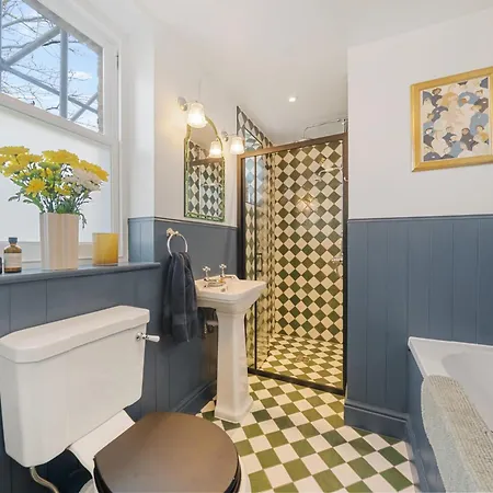 Spacious & Luxurious 2-bedroom Edwardian * Londen