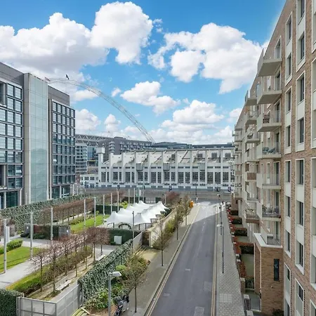 Stunning With Private Terrace Apartment London