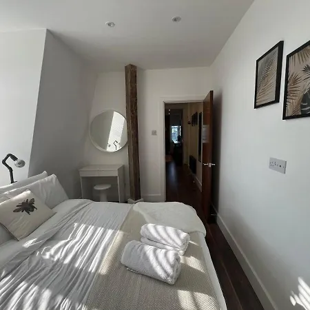 Last-Minute Deals L New Launch L Reserve Now L Sleeps Up To 4 L Business Family Live London Short Lets & Serviced Accommodation * Londýn
