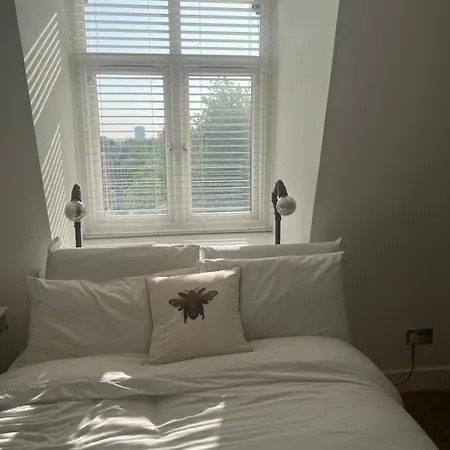 Last-Minute Deals L New Launch L Reserve Now L Sleeps Up To 4 L Business Family Live London Short Lets & Serviced Accommodation Londýn