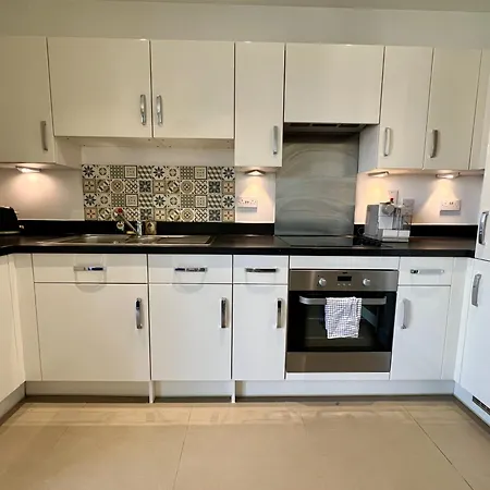 Modern & Comfortable Center With Balcony Apartment
