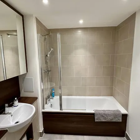 Modern & Comfortable Center With Balcony *