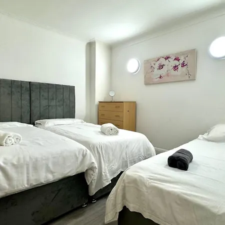 2 Bedroom Hosted By Amer * London