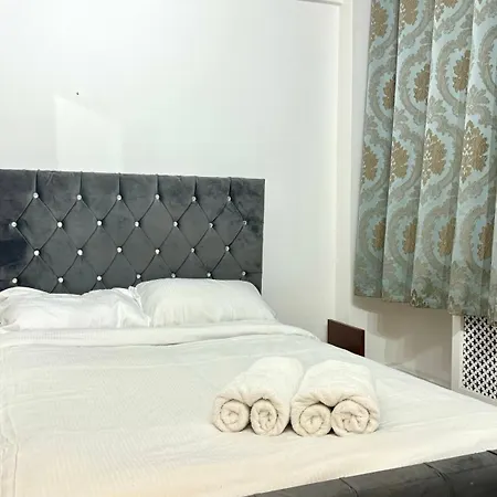 2 Bedroom Hosted By Amer London