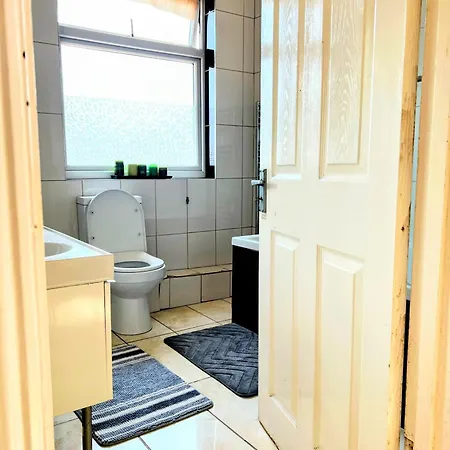Master Bedroom Kingsize Bed Work Desk And Wardrobe Homestay Feltham