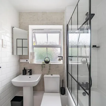 5 Min To Heathrow & Uxbridge Station With Parking
