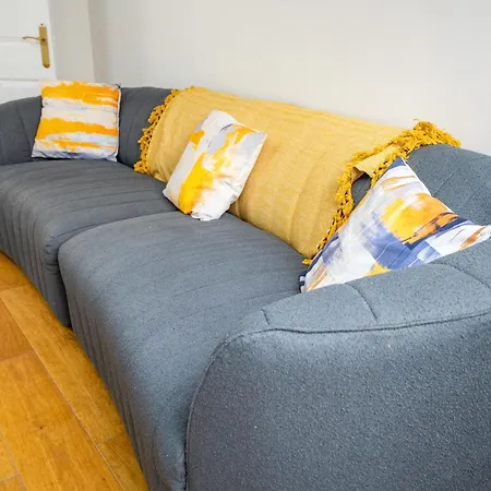 Holiday home 5 Min To Heathrow & Uxbridge Station With Parking