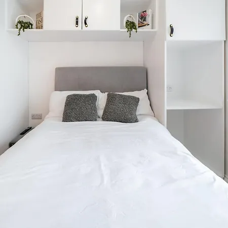 5 Min To Heathrow & Uxbridge Station With Parking Hillingdon