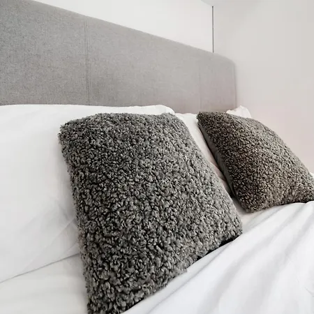 5 Min To Heathrow & Uxbridge Station With Parking