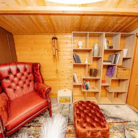 The Serene With Hot Tub, Sauna And Cinema Experience Holiday home London