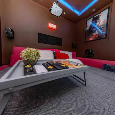 The Serene With Hot Tub, Sauna And Cinema Experience Holiday home London