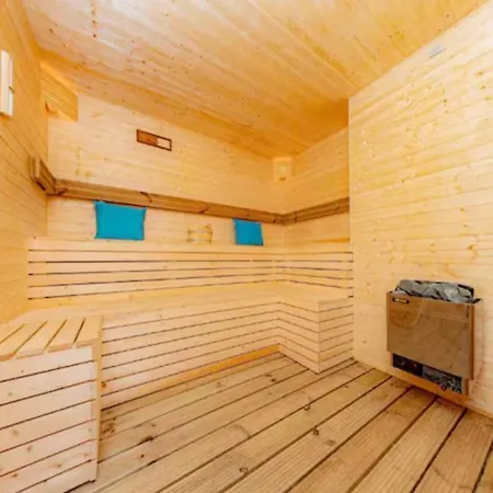 Holiday home The Serene With Hot Tub, Sauna And Cinema Experience *