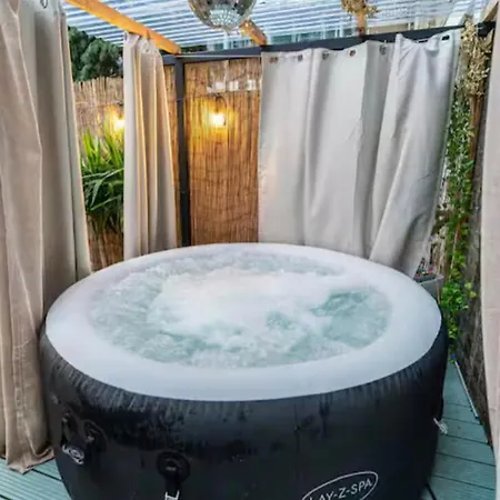 The Serene With Hot Tub, Sauna And Cinema Experience *