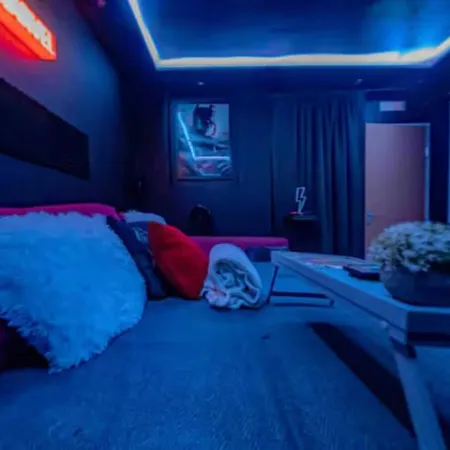 The Serene With Hot Tub, Sauna And Cinema Experience * London