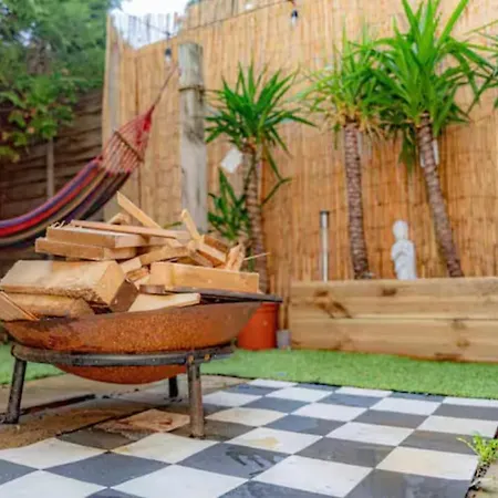 The Serene With Hot Tub, Sauna And Cinema Experience Holiday home London