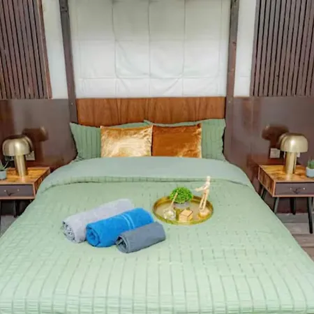 The Serene With Hot Tub, Sauna And Cinema Experience *