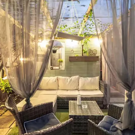 The Serene With Hot Tub, Sauna And Cinema Experience London