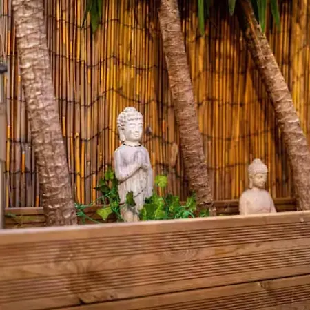 Holiday home The Serene With Hot Tub, Sauna And Cinema Experience