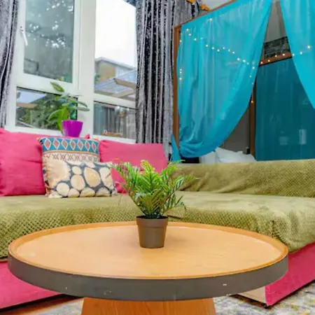 The Serene With Hot Tub, Sauna And Cinema Experience London