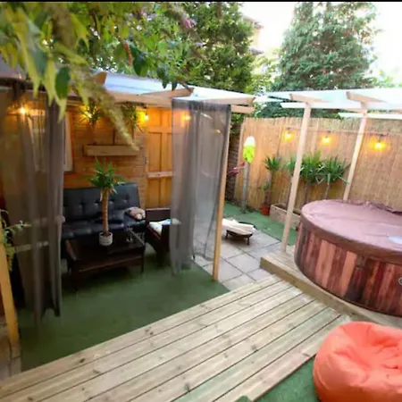 The Serene With Hot Tub, Sauna And Cinema Experience