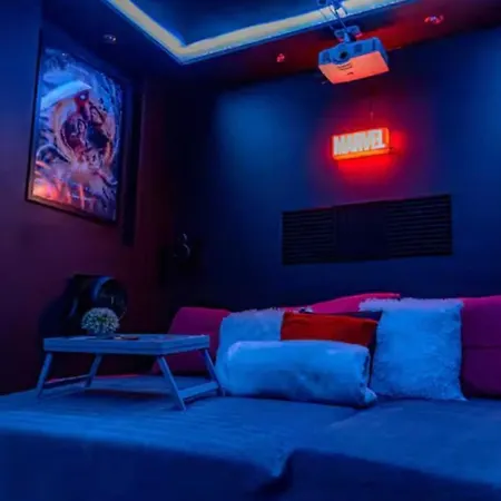 The Serene With Hot Tub, Sauna And Cinema Experience