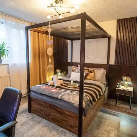 The Serene With Hot Tub, Sauna And Cinema Experience Holiday home London
