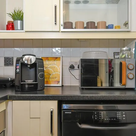 Wembley Stadium - 2 Bathrooms - 2 Parking - 2 Bedroom Spacious Beautiful Apartment * London