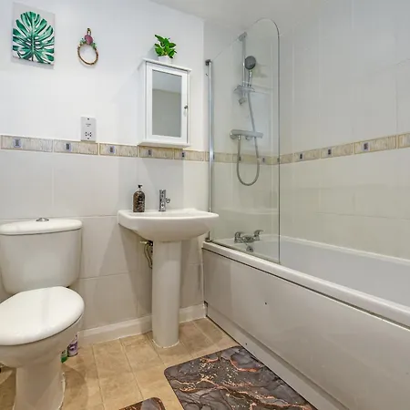 Apartment Wembley Stadium - 2 Bathrooms - 2 Parking - 2 Bedroom Spacious Beautiful Apartment London