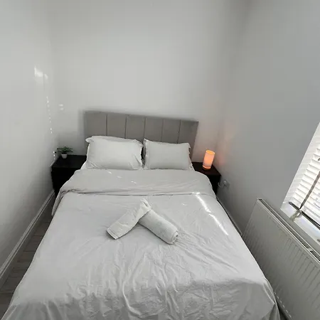 F4 Luxury One Bed With Parking * Ilford