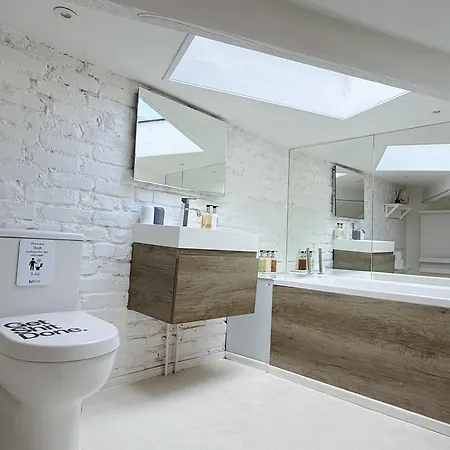 Villa Stunning Modern 2-floor House With 3 Ensuite *