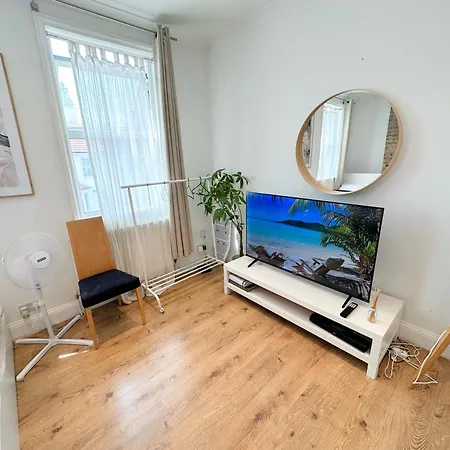 Stadium Area Maisonette, By Edens Apartment Wembley
