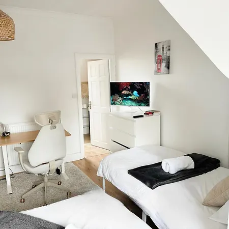 Stadium Area Maisonette, By Edens Apartment Wembley