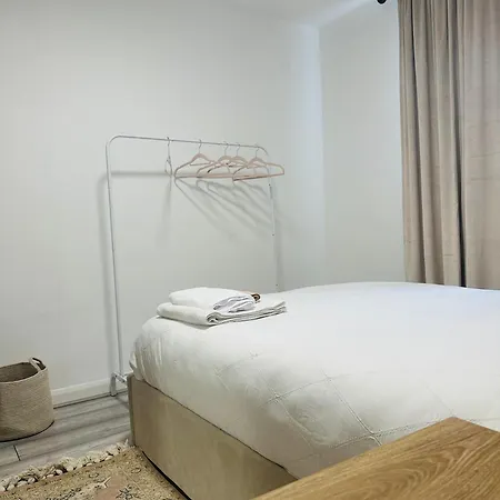 Entire 2-bedroom Flat Close To Hyde Park, Paddington Station, Bayswater And Queensway Station * London