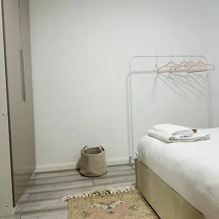 Entire 2-bedroom Flat Close To Hyde Park, Paddington Station, Bayswater And Queensway Station