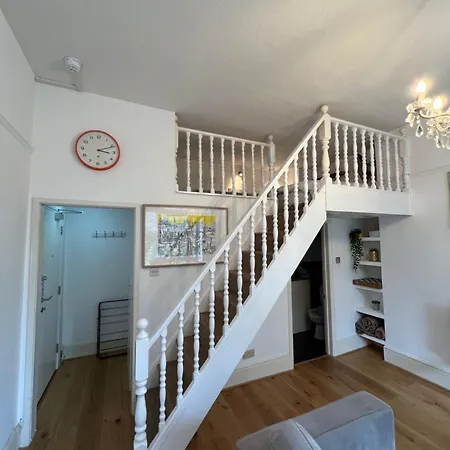 Maisonette Flat In Putney *