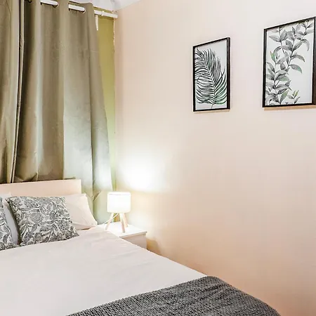 Spacious Wembley 2 Bedrooms, Free Parking, Pool Apartment *
