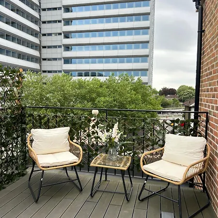 Modern Cosy 2 Bed Apartment, Smart Tv & Netflix With Private Balcony And View