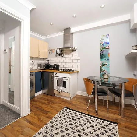 Stylish Flat 1br With Airbed Sleeps 4 Apartment *