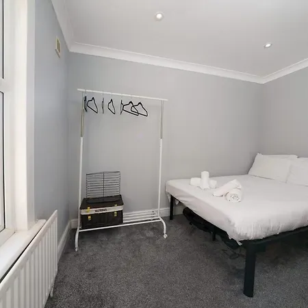 Apartment Stylish Flat 1br With Airbed Sleeps 4 London