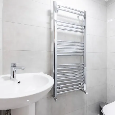 Comfortable 2br Battersea Steps To Clapham St Apartment *