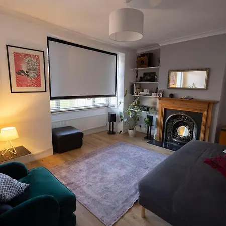 Town House - Great Transport Links Holiday home *