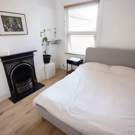 Town House - Great Transport Links Holiday home *